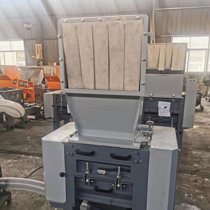Cakar Berbentuk Pisau Limbah Plastik Crushing Machine LDF C 600 22kw Daya 200-280kg / H